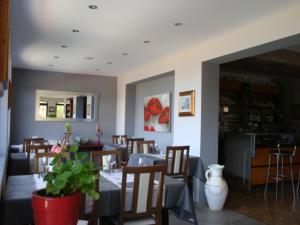 Hôtel Camparellu في غاليريا: غرفة طعام بها طاولات وكراسي ومصنع