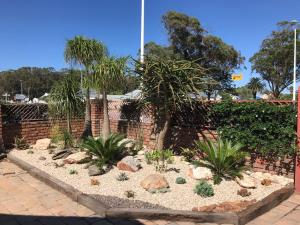 un jardin avec des plantes devant une clôture dans l'établissement A La Martha's Air-Port Guest House, à Port Elizabeth