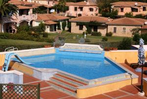 Vista sulla piscina di Residence Riva Azzurra o su una piscina nei dintorni