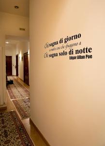 a wall with a writing on it in a hallway at B&B Piazza Del Popolo in Ascoli Piceno