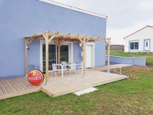 eine Terrasse mit einem Tisch und Stühlen auf einem Haus in der Unterkunft le Tic Tac in Vergongheon