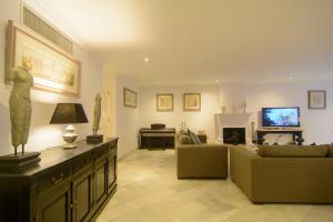Telewizja i/lub zestaw kina domowego w obiekcie Apartment in White Pearl Beach