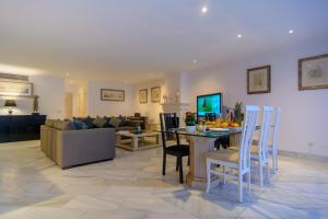 Telewizja i/lub zestaw kina domowego w obiekcie Apartment in White Pearl Beach