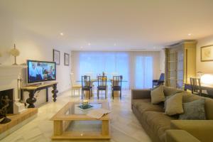 Telewizja i/lub zestaw kina domowego w obiekcie Apartment in White Pearl Beach