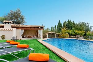 une villa avec une piscine et une maison dans l'établissement Ca Na Rosa, à Selva