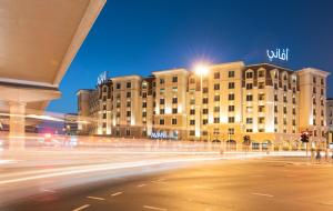 une rue de la ville avec un bâtiment la nuit dans l'établissement Avani Deira Dubai Hotel, à Dubaï