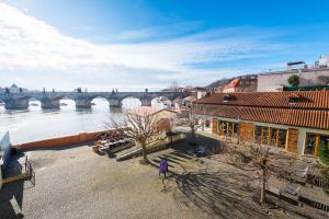 Fotografie z fotogalerie ubytování Kafka Apartment with bridge view v Praze + 9 fotografií
