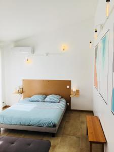 una camera da letto con un letto e un tavolo di legno di Gite Blanco y Madera a Narbonne