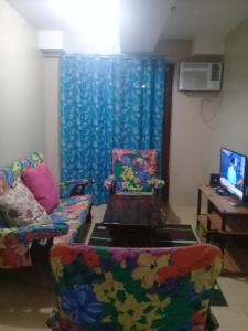 sala de estar con sofá y mesa en Mmr, en Manila