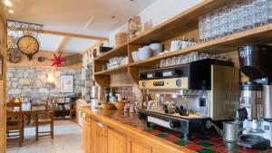 - une cuisine avec un comptoir et une cafetière dans l'établissement Chalet Coeur des Brévières by Chalet Chardons, à Tignes