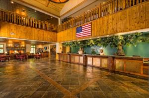un hall vide avec un drapeau américain sur le mur dans l'établissement Westgate Smoky Mountain Resort & Spa, à Gatlinburg