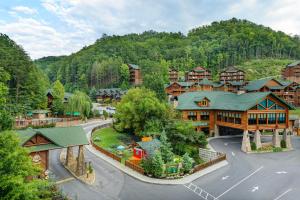 une vue aérienne d'une station balnéaire avec une route dans l'établissement Westgate Smoky Mountain Resort & Spa, à Gatlinburg