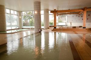 北見市にある北海道温根湯温泉 大江本家の建物内の水たまりのある部屋