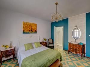 Schlafzimmer mit einem Bett und einem Kronleuchter in der Unterkunft Casa Arbós in Arbeca