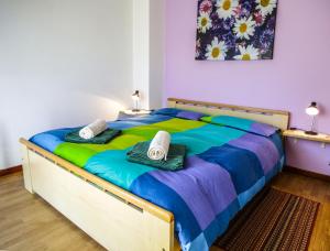 ein Schlafzimmer mit einem großen Bett mit Hüten darauf in der Unterkunft Casa De Val in Calceranica al Lago