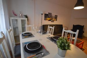 a dining room table with a white table and chairs at Apartamento Fleta in Zaragoza