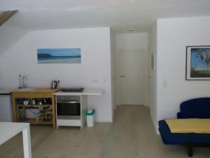 a living room with a desk and a bed at Bauernhaus Pledlberg in Winzer