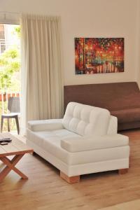 ein Wohnzimmer mit einem weißen Sofa und einem Tisch in der Unterkunft Jerusalem Center Boutique in Jerusalem