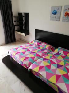 Postel nebo postele na pokoji v ubytování JB Homestay Bukit Indah WiFi CIQ Mall Legoland Free Parking