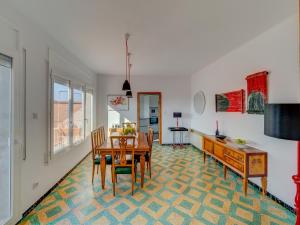 - une salle à manger avec une table et des chaises dans l'établissement Casa Arbós, à Arbeca