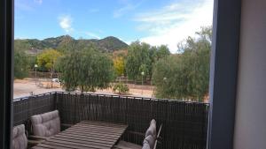 balcón con mesa y sillas y vistas a un parque en Playa y Montaña Faura-Valencia, en Faura