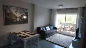 una sala de estar con un sofá y una mesa en Playa y Montaña Faura-Valencia, en Faura