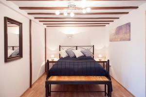 1 dormitorio con cama negra y mesa de madera en "Domaine de la Mance" - Gite-Maison de vacances, en Vitrey