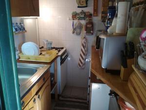 ザラカロシュにあるBanya Tanya Zalakarosの小さなキッチン(シンク、冷蔵庫付)