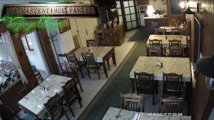Reštaurácia alebo iné gastronomické zariadenie v ubytovaní Mátraszentimre Panzió