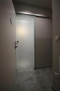 uma porta branca num quarto com piso em azulejo em City&More! Apartment-Wieden em Viena
