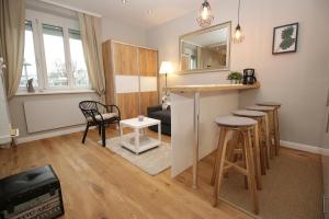 - un salon avec un bar et des tabourets dans l'établissement City&More! Apartment-Wieden, à Vienne