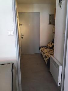 ラ・グランド・モットにあるstudio parking 5 min de la plageのベッドルームにつながるドア付きの小さな部屋