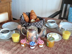 ein Frühstückstisch mit einem Korb Brot und Eiern in der Unterkunft Ranch Bignaou in Amou