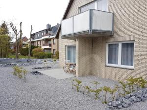 una casa con un balcón al costado en dat geele hus 5, en Büsum