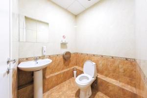 エカテリンブルクにあるカプセル ホテル オリオンのバスルーム(トイレ、洗面台付)