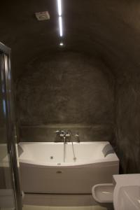 a bathroom with a bath tub and a toilet at B&B Mare di Fuori in Stintino