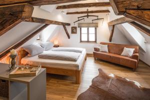 1 dormitorio en el ático con 1 cama y 1 sofá en alte Ritterstube, en Günzburg