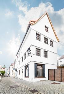 ギュンツブルクにあるalte Ritterstubeの石畳の白い家