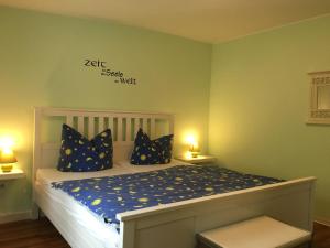 エーベルスヴァルデ・フィノーにあるPension im Grünenのベッドルーム1室(青いシーツと枕のベッド1台付)
