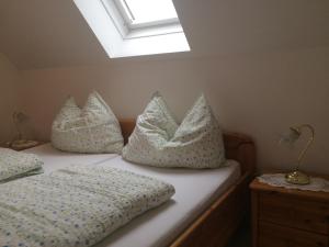 クレッヒにあるFerienwohnungen Urbanitschのベッドルーム1室(枕付きのベッド1台、窓付)