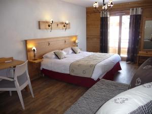 Ліжко або ліжка в номері Chalet-Hôtel Le Beausoleil, The Originals Relais (Hotel-Chalet de Tradition)