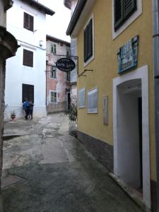 un vicolo in una città con un edificio di Apartment Saric a Lovran (Laurana) Altre 2 foto