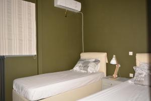 Posteľ alebo postele v izbe v ubytovaní Varkiza's Cottages
