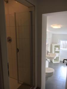 a bathroom with a shower and a toilet and a sink at Aurora Schaar 1, 120qm, WiFi, Maisonette, Modern,2 Schlafzimmer, 1 Wohnzimmer in Wilhelmshaven +23 photos