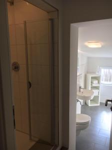 W łazience znajduje się prysznic, toaleta i umywalka. w obiekcie Apartment 120qm 2 Schlafzimmer 1 Wohnzimmer w mieście Wilhelmshaven