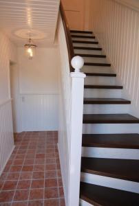 - un escalier dans une maison avec des escaliers en noir et blanc dans l'établissement Greetsieler Landhaus, à Greetsiel