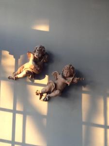 dos animales de peluche están sentados en una pared en B&B Maison Angélus, en Saint-Malo