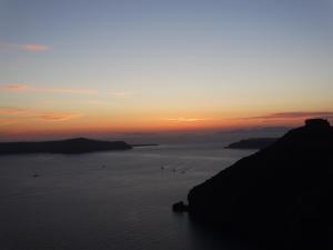 フィラにあるYposkafo Suites - Studio - Santoriniの日没の水中鳥類