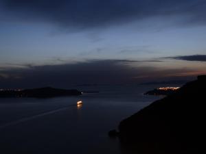 フィラにあるYposkafo Suites - Studio - Santoriniの夜の水上船