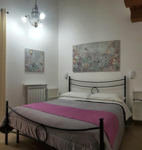 een slaapkamer met een bed met een roze deken bij PalermiT'Amo in Palermo
